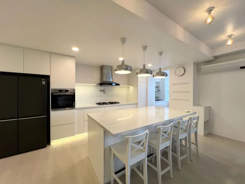 Kitchen features: white shaker cabinets, black stainless-steel fridge, built-in oven, 4-burner gas hob, stainless-steel range hood, white quartz countertop, pendant lighting, island with seating for 4, recessed LED downlights, wall-mounted split AC; style: modern.