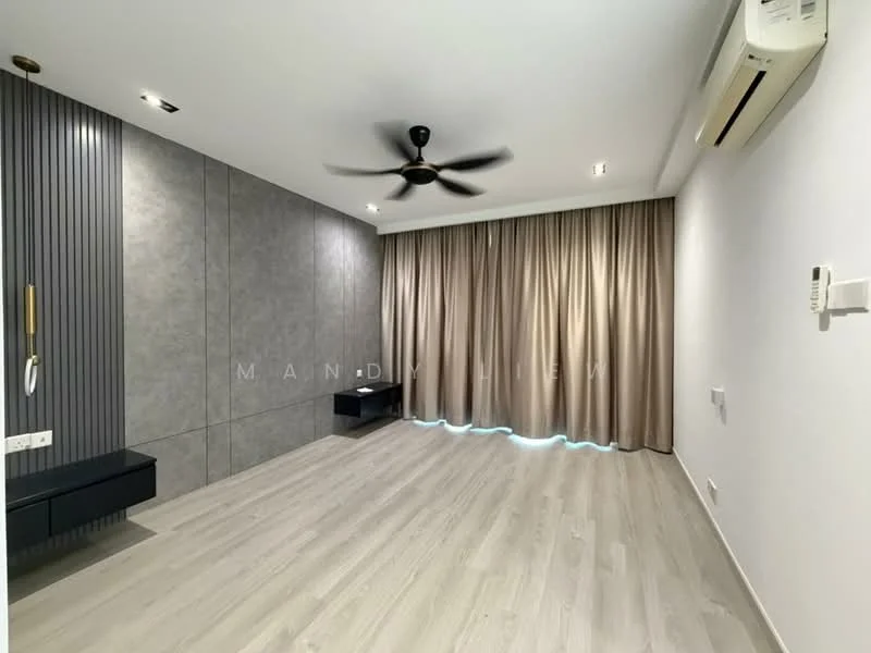 Living features: light grey accent wall, wooden flooring, 5-blade ceiling fan with light, wall-mounted air conditioning unit, curtains in light beige, built-in wall shelves, recessed downlights, dark wood console unit; style: modern.