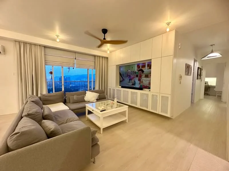 Living features: 3-seater fabric sofa in grey, coffee table with white finish, wall-mounted TV, entertainment unit with white cabinetry, floor-to-ceiling windows, sheer curtains, ceiling fan, recessed downlights, light-colored laminate flooring, decorative wall with TV, area rug; style: modern; view: city.