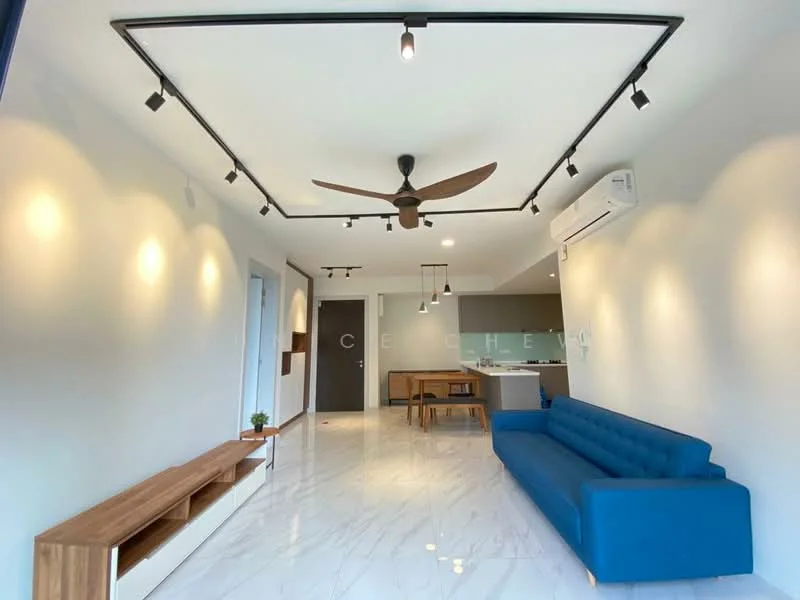 Living features: blue fabric sofa, wooden TV console, marble tile flooring, recessed LED downlights, 5-blade ceiling fan, wall-mounted air conditioning unit, open layout to kitchen, decorative wall with lighting; style: modern.