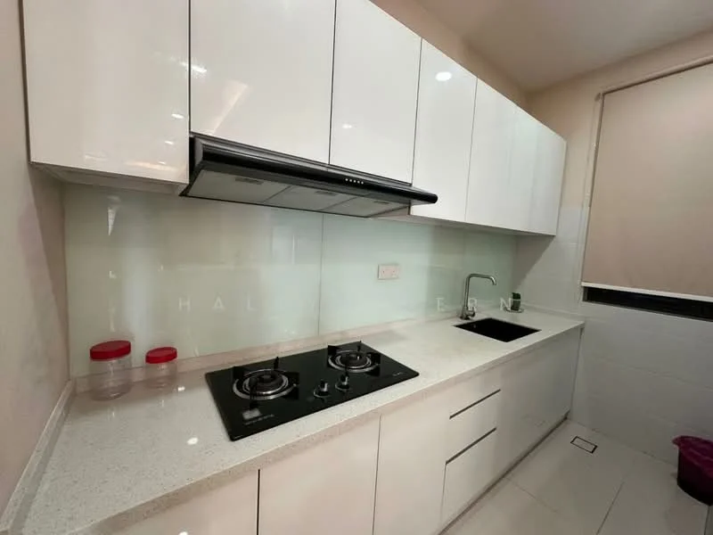 Kitchen features: white flat-panel cabinets, grey quartz countertop, glass backsplash, built-in gas hob with two burners, stainless-steel range hood, single-bowl stainless-steel sink, under-cabinet lighting, window with roller blinds; style: modern.