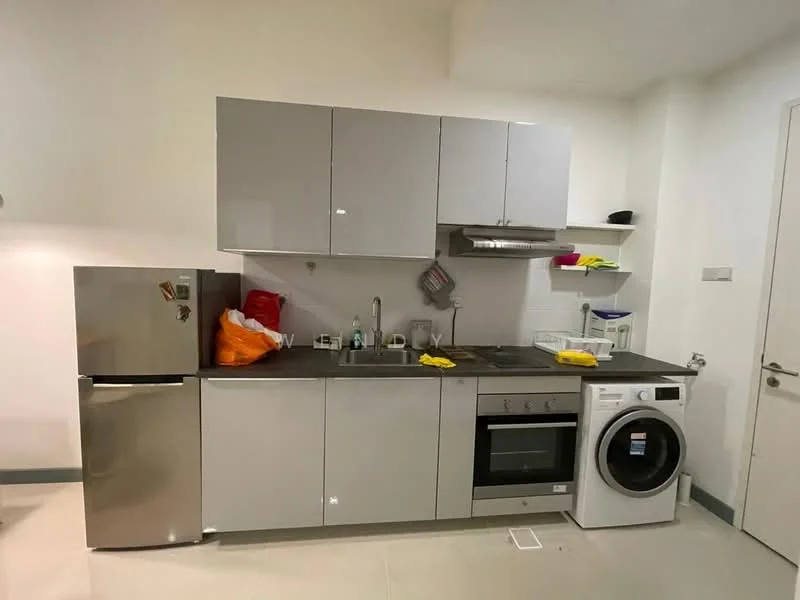 Kitchen features: grey flat-panel cabinets, stainless-steel fridge, built-in oven, 4-burner gas hob, stainless-steel range hood, single-bowl stainless-steel sink, chrome pull-down faucet, washing machine, black countertop, tile backsplash, under-sink storage, open shelving, floor tiles, wall-mounted kitchen utensils holder; style: modern.