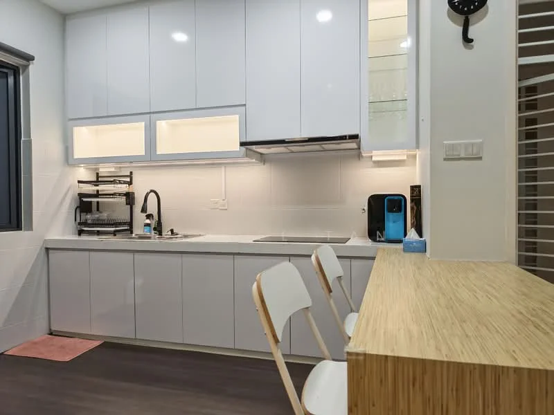 Kitchen features: white glossy cabinetry, marble countertop, single-bowl stainless-steel sink, chrome pull-down faucet, built-in oven, freestanding range oven, microwave, dishwasher, open shelving, bar counter with bamboo surface, two white stools, recessed downlights, grey tiled backsplash; style: modern.