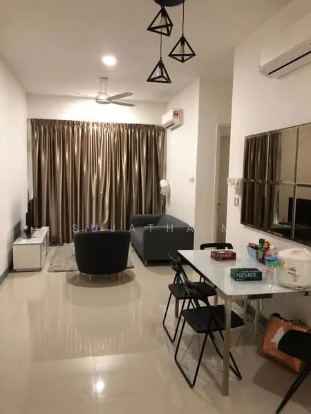 Living features: white painted walls, polished tile flooring, 5-blade ceiling fan with light, recessed downlights, sofa in grey fabric, armchair in blue fabric, coffee table, TV console, wall-mounted TV, decorative mirror, curtains in brown, area rug with geometric pattern; style: modern.