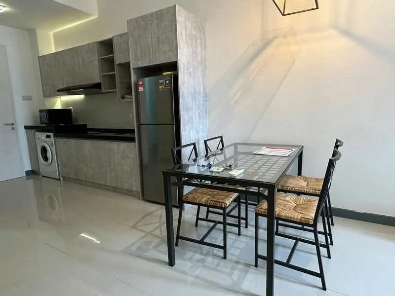 Kitchen features: grey laminate cabinetry, black countertop, stainless-steel fridge, built-in oven, 4-burner gas hob, black extractor hood, single-bowl stainless-steel sink, washing machine, tile backsplash, recessed LED downlights, open-plan layout, dining table with metal frame, 4 dining chairs with woven seats; style: modern.
