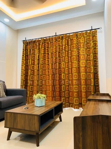 Living features: 3-seater fabric sofa in grey, wooden coffee table with open shelving, wooden side table, decorative houseplant in ceramic pot, brown patterned curtains with geometric design, recessed lighting, tray ceiling, cream painted walls, light-colored flooring; style: modern.