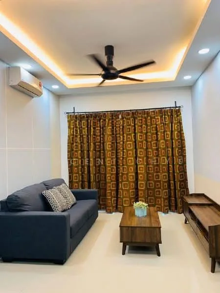 Living features: 3-seater fabric sofa in navy blue, coffee table in wood, TV console in wood, ceiling fan with integrated LED light, wall-mounted split AC, floor-to-ceiling curtains with geometric pattern, recessed lighting, light-coloured walls, light-coloured flooring; style: modern.