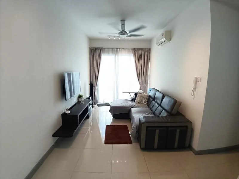 Living features: 3-seater sectional sofa in grey, coffee table, wall-mounted TV, TV console, floor-to-ceiling windows, sheer curtains, ceiling fan, air conditioning unit, tile flooring, decorative wall, area rug in red, light-colored walls; style: modern.