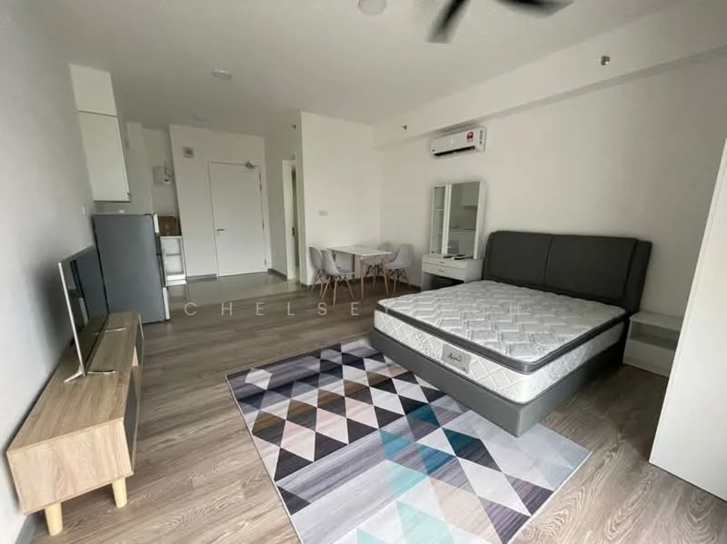 Room features: queen-size bed, upholstered headboard, wall-mounted TV, TV console in wood, dining table with chairs, refrigerator, air conditioning unit, ceiling fan, laminate flooring, decorative area rug with geometric pattern, mirror with frame, built-in wardrobe, white painted walls; style: modern.