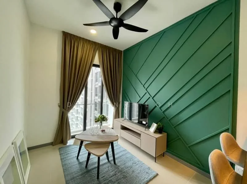 Living features: green accent wall with diagonal paneling, white painted walls, ceiling fan with 5 blades, large glass sliding door, curtains in brown fabric, TV console in light wood, wall-mounted TV, round dining table, area rug in blue, upholstered dining chairs in beige; style: modern.
