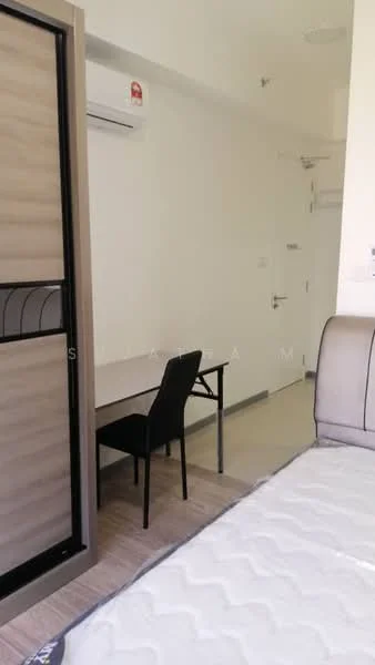 Room features: single bed, study desk, black chair, wall-mounted air conditioning unit, light-colored walls, laminate flooring, door to hallway, window with natural light; style: modern.
