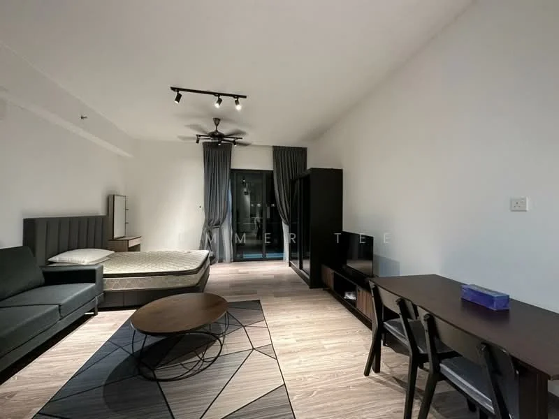 Living features: grey fabric sofa, round coffee table with geometric pattern, queen-size bed with grey upholstered headboard, black wardrobe, dining table with four chairs, floor-to-ceiling windows, curtains, recessed downlights, wooden flooring; style: modern.