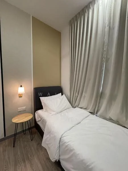 Bedroom features: single bed, white bedding, upholstered headboard, wooden bedside table, wall-mounted reading light, curtains, light wood flooring, accent wall in beige, built-in wardrobe; style: modern.
