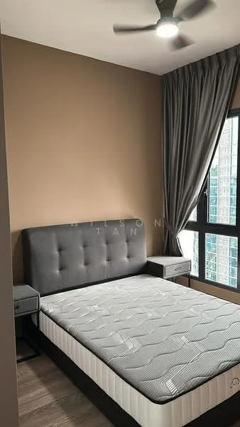Bedroom features: queen-size bed, upholstered headboard in grey, 2 bedside tables, grey curtains, floor-to-ceiling window, ceiling fan with light, light wood flooring, beige painted walls; style: modern; view: city.