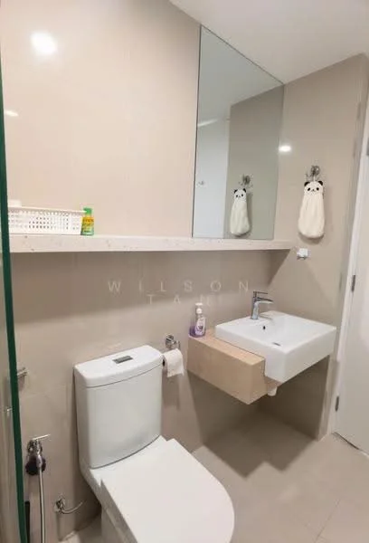 Bathroom features: wall-mounted sink, single-basin sink, chrome faucet, floating vanity, one-piece toilet, large mirror, light-colored wall tiles, neutral floor tiles, towel rack, soap dispenser, toilet paper holder; style: modern.