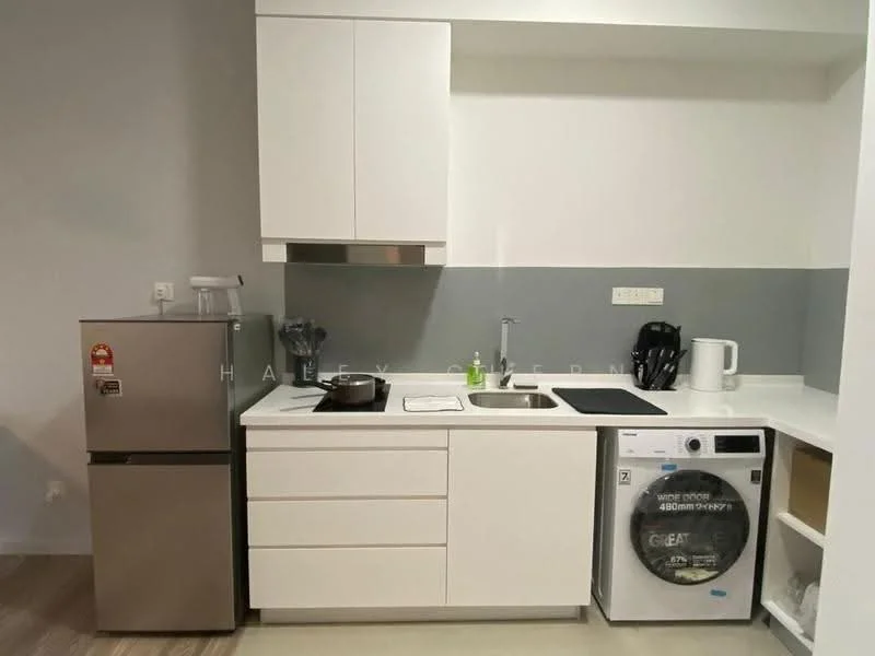 Kitchen features: white shaker cabinets, stainless-steel fridge, built-in oven, 4-burner gas hob, single-bowl stainless-steel sink, chrome pull-down faucet, white countertop, washing machine, kettle, blender, glass backsplash, tile flooring, recessed downlights; style: modern.