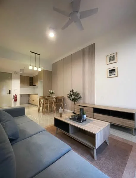 Living features: 5-blade ceiling fan with light, sofa in light grey fabric, wooden coffee table, TV console in light wood, area rug with geometric pattern, pendant lighting with three bulbs, wall-mounted artwork, built-in cabinetry with vertical slats, dining table with four chairs, marble flooring; style: modern.