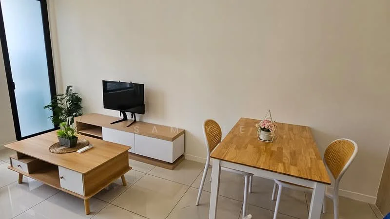 Living features: light beige painted walls, white tiled flooring, wooden coffee table, wooden TV console, black wall-mounted TV, white dining table, 4 white dining chairs, indoor plant in ceramic pot, decorative vase with flowers; style: modern.