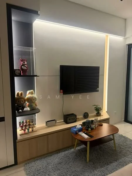 Living features: wall-mounted TV, wooden TV console, decorative shelving unit, LED strip lighting, area rug, coffee table, decorative figurines, sound system, wall with light-colored finish; style: modern.