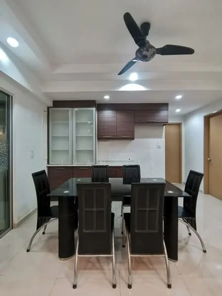 Dining features: black dining table, 6 black upholstered dining chairs, ceiling fan with 3 blades, white painted walls, light-colored tile flooring, brown cabinetry, glass-front upper cabinets, built-in kitchen counter, recessed ceiling lights; style: modern.