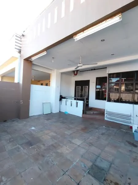 Exterior type: linked terrace house; features: paved flooring, ceiling fan, wall-mounted light fixtures, partially enclosed space, white painted walls, sliding glass door, windows with black frames, open layout, access to interior, outdoor area; style: modern.