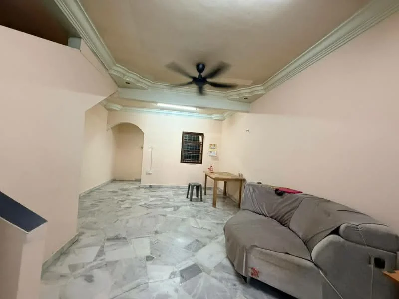 Living features: marble flooring, cream painted walls, tray ceiling with crown moulding, 5-blade ceiling fan, sofa in grey fabric, wooden table, stool, arched doorway, window with security bars; style: modern.