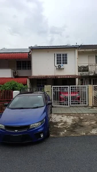 Exterior type: linked terrace house; features: two-storey building, red tiled roof, white painted facade, front gate with metal bars, driveway with concrete paving, visible air conditioning unit, parking space for two cars, surrounding greenery; style: modern.