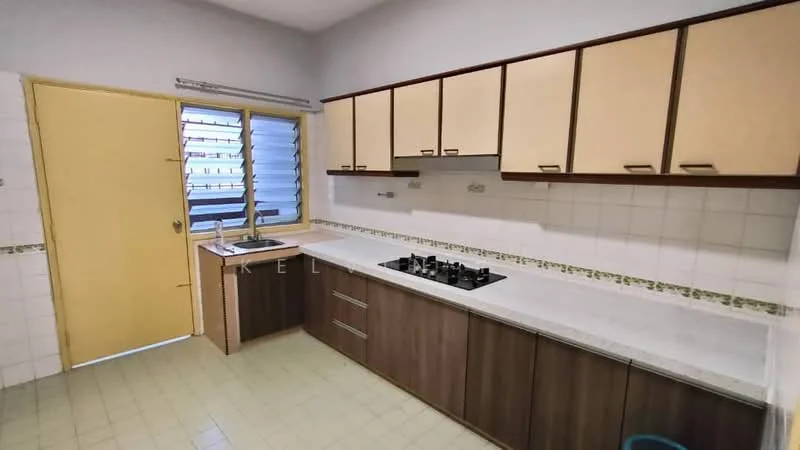 Kitchen features: laminate cabinetry in light brown, white countertop, built-in gas hob with 4 burners, single-bowl stainless-steel sink, yellow door, white tiled backsplash, green decorative tile strip, window with horizontal slats, light green floor tiles; style: modern.