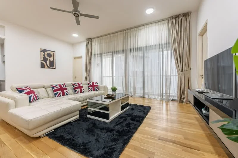 Living features: L-shape sectional sofa in cream leather, cushions with Union Jack pattern, glass coffee table, black area rug, wall-mounted TV, wooden flooring, floor-to-ceiling windows, sheer curtains, ceiling fan with light, decorative wall art; style: modern.