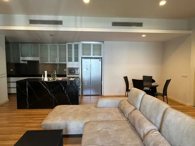 Living features: L-shape sectional sofa in beige, coffee table, wooden flooring, recessed downlights, open-plan layout, floor-to-ceiling windows, black marble kitchen island, stainless-steel fridge, built-in oven, microwave, dining table for four, kitchen cabinetry with glass fronts; style: modern.