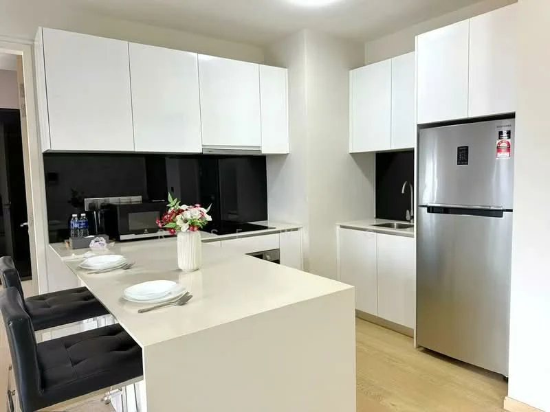 Kitchen features: white cabinetry, black backsplash, stainless-steel fridge, single-bowl stainless-steel sink, chrome pull-down faucet, quartz countertop, built-in oven, 4-burner gas hob, bar seating with black upholstered stools, wooden flooring, recessed downlights; style: modern.