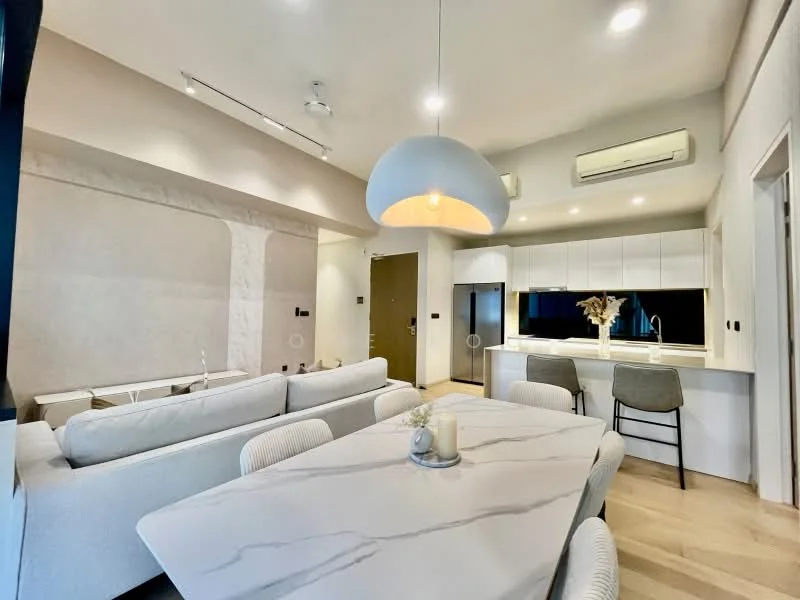 Living features: sofa in light fabric, coffee table with marble top, dining table with marble top, upholstered dining chairs, recessed downlights, 5-blade ceiling fan, wall-mounted split AC, kitchen island with seating, white cabinetry, stainless-steel fridge, light wood flooring, decorative vase on table; style: modern.