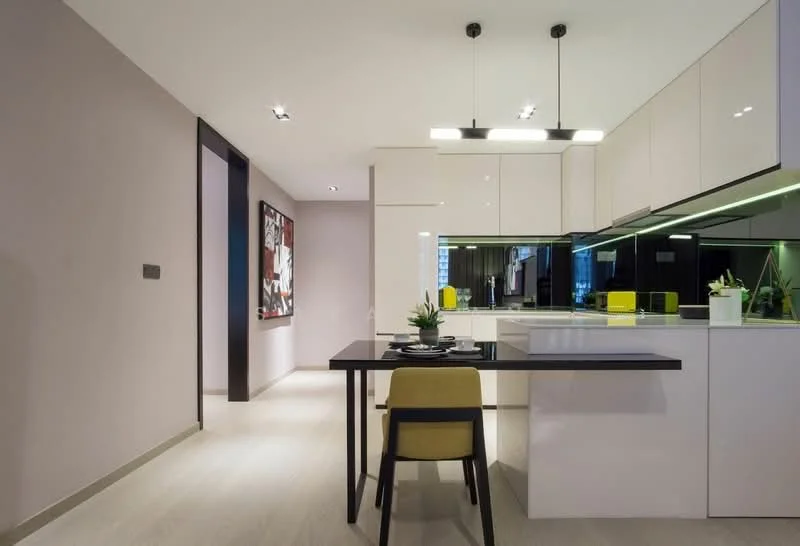 Kitchen features: white glossy cabinetry, black countertop, stainless-steel sink, chrome pull-down faucet, built-in oven, freestanding range oven, recessed LED downlights, pendant lighting, open shelving, yellow kitchen accessories, dining table with black surface, yellow upholstered chair, grey accent wall, light wood flooring; style: modern.
