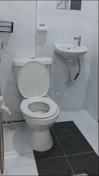 Bathroom features: white toilet, wall-mounted sink, chrome faucet, black floor tiles, white wall tiles, marble wall finish, towel rack, soap dispenser; style: modern.
