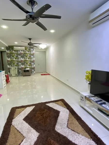 Living features: polished tile flooring, white painted walls, 5-blade ceiling fan with light, recessed LED downlights, wall-mounted TV, TV console, area rug with geometric pattern, decorative wall with patterned wallpaper, air conditioning unit; style: modern.