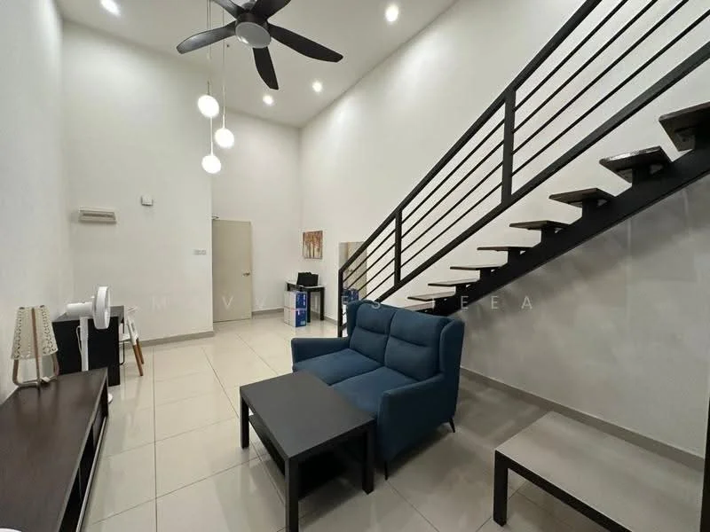 Living features: 3-seater fabric sofa in blue, coffee table, TV console, wall-mounted TV, ceiling fan with 5 blades, recessed downlights, white painted walls, tile flooring, air conditioning unit, staircase with wooden steps and metal railing, decorative wall art; style: modern.