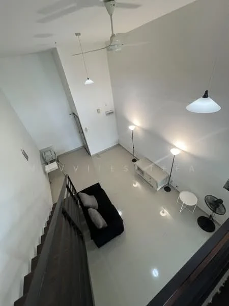 Living features: sofa in black fabric, 2 floor lamps, coffee table, TV console, wall-mounted TV, ceiling fan, white painted walls, tile flooring, large windows, staircase leading to upper level; style: modern.