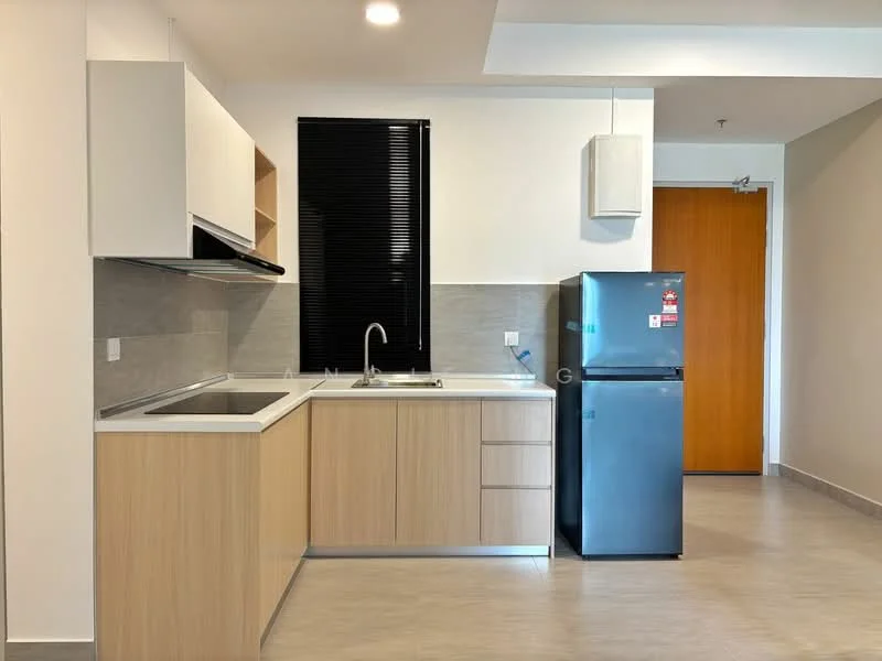 Kitchen features: single-bowl stainless-steel sink, chrome pull-down faucet, laminate countertop, white shaker cabinets, built-in oven, freestanding range oven, stainless-steel fridge, ceramic tile backsplash, grey tile flooring, recessed downlights, black window blinds; style: modern.