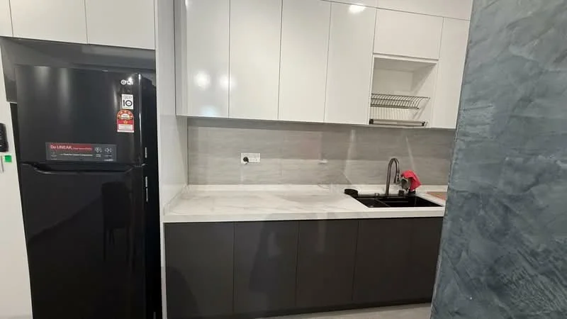 Kitchen features: black fridge, white upper cabinets, black lower cabinets, marble countertop, single-bowl stainless-steel sink, chrome pull-down faucet, tile backsplash, built-in dish rack, grey wall, grey flooring; style: modern.