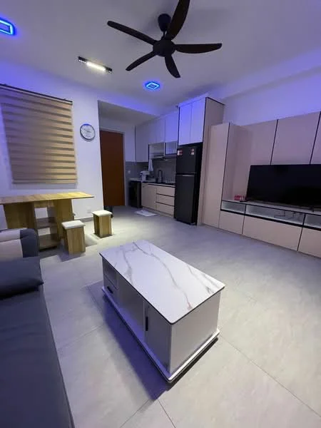 Living features: grey fabric sofa, wooden coffee table with marble top, TV console, wall-mounted TV, recessed LED downlights, ceiling fan, kitchenette with cabinets, black refrigerator, kitchen countertop, dining table, window with roller blinds, light grey tile flooring; style: modern.