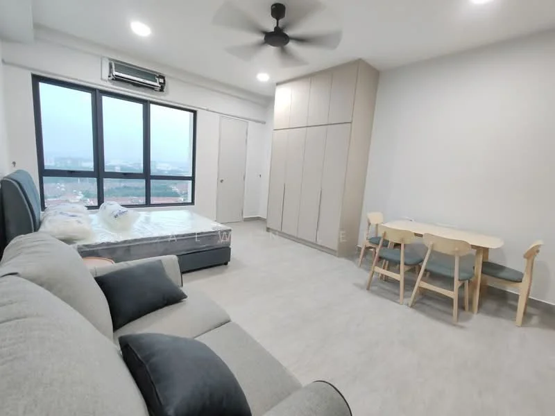 Living features: 3-seater fabric sofa in grey, ceiling fan, floor-to-ceiling windows, light-coloured laminate flooring, dining table with 4 chairs, built-in wardrobe, queen-size bed, air conditioning unit; style: modern; view: city.