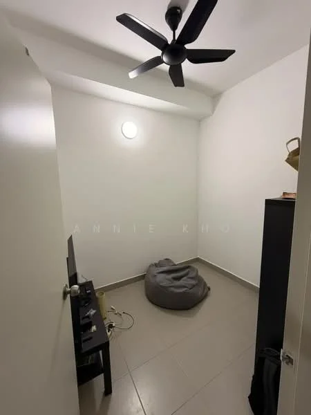 Room features: white painted walls, ceiling with recessed lighting, grey floor tiles, 5-blade ceiling fan, bean bag chair, TV console, cables on the floor, black storage unit; style: modern.