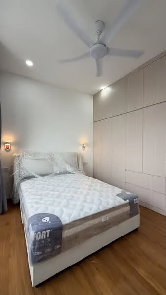 Bedroom features: queen-size bed, upholstered headboard, 2 bedside lamps, built-in wardrobe, wooden flooring, ceiling fan, recessed downlights, white painted walls; style: modern.