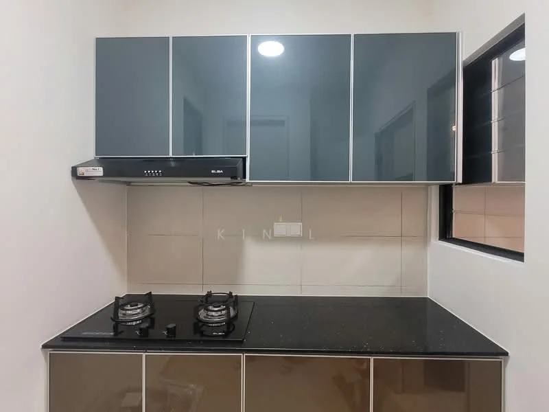 Kitchen features: black granite countertop, grey high-gloss cabinetry, built-in gas hob with 2 burners, exhaust hood, white tiled backsplash, wall-mounted window, light-colored walls, recessed lighting; style: modern.