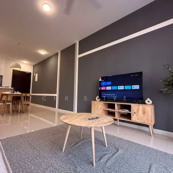 Living features: grey accent wall, white painted walls, polished tile flooring, 3-seater fabric sofa in light grey, wooden coffee table, TV console in light wood, wall-mounted TV, area rug with geometric pattern, recessed downlights, ceiling fan, decorative plant in pot; style: modern.
