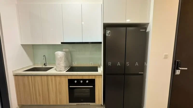Kitchen features: white high-gloss cabinets, wooden lower cabinets, granite countertop, single-bowl stainless-steel sink, chrome pull-down faucet, built-in electric cooktop, built-in oven, black stainless-steel fridge, glass backsplash, recessed downlights; style: modern.