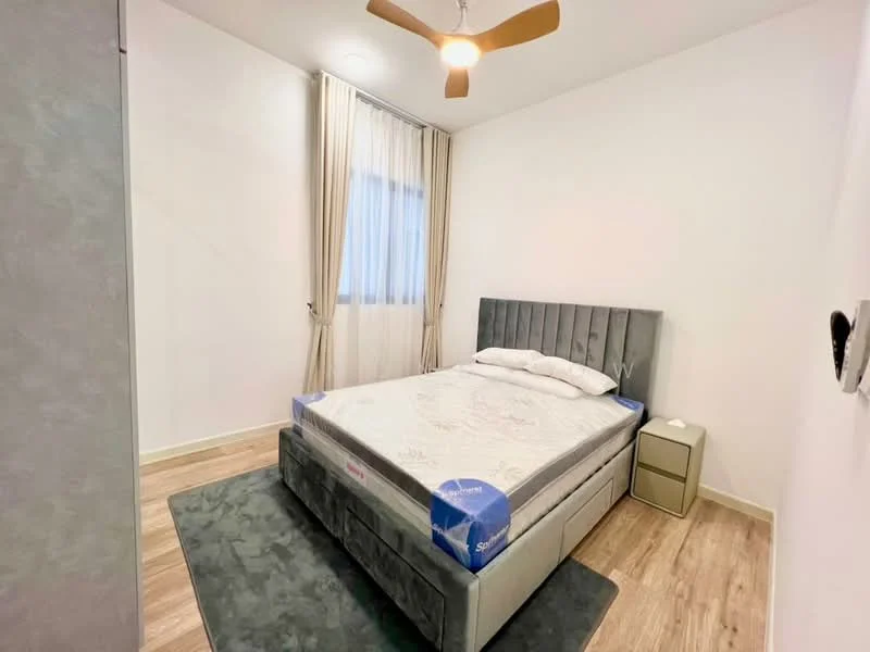 Bedroom features: queen-size bed, upholstered headboard, bedside table, curtains, wooden flooring, ceiling fan, wall-mounted light switch, decorative area rug; style: modern.