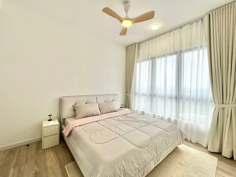 Bedroom features: queen-size bed with upholstered headboard, light pink bedspread, two bedside tables, one bedside lamp, floor-to-ceiling windows, sheer curtains, wooden flooring, ceiling fan with light, area rug; style: modern; view: city.