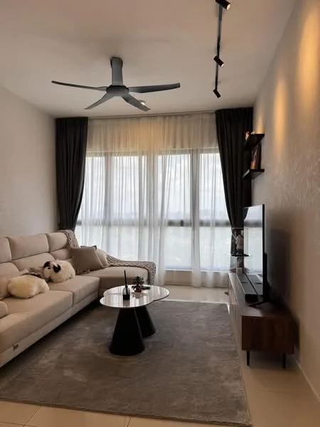 Living features: 3-seater fabric sofa in beige, decorative throw pillows, round coffee table with black base, area rug in light grey, wall-mounted TV, TV console with wooden finish, floor-to-ceiling windows with sheer curtains, track lighting, 5-blade ceiling fan in light blue, wall with light textured finish, dark curtains, decorative wall shelf; style: modern; view: city.
