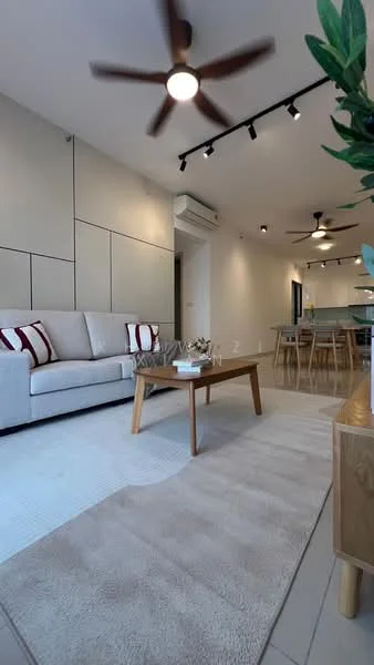 Living features: 3-seater fabric sofa in light grey, wooden coffee table, area rug in beige, 2 ceiling fans, recessed LED downlights, wall-mounted air conditioning unit, decorative plant, wall with paneling, open layout to kitchen and dining area; style: modern.